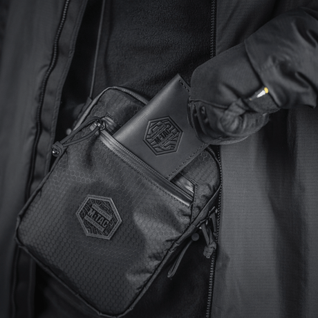 M‑Tac Pocket Bag Elite HEX kulutusta kestävässä materiaalissa robustilla YKK-vetoketjulla, sopii EDC-varusteiden ja pikkutarvikkeiden säilytykseen, musta muotoilu.