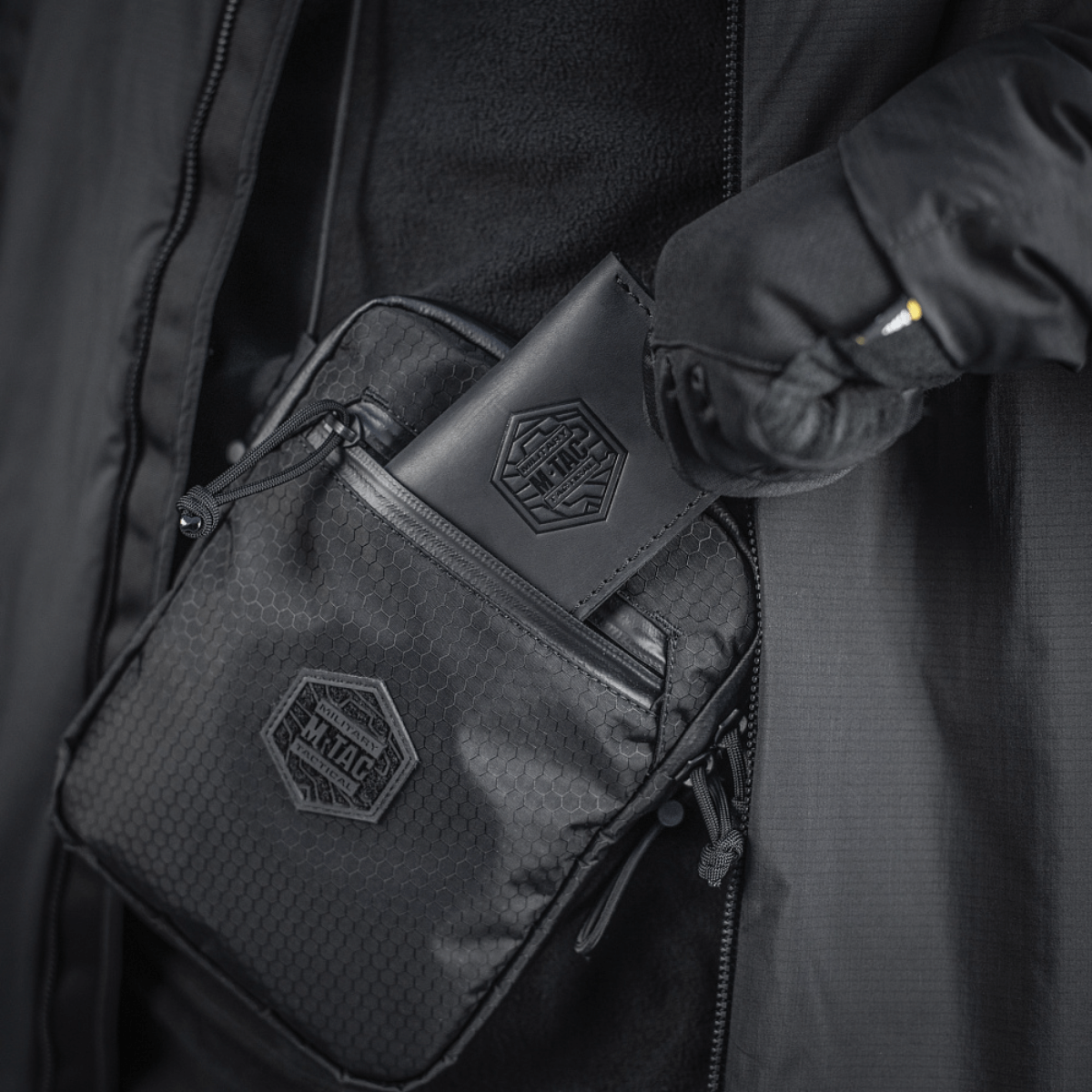 M‑Tac Pocket Bag Elite HEX kulutusta kestävässä materiaalissa robustilla YKK-vetoketjulla, sopii EDC-varusteiden ja pikkutarvikkeiden säilytykseen, musta muotoilu.
