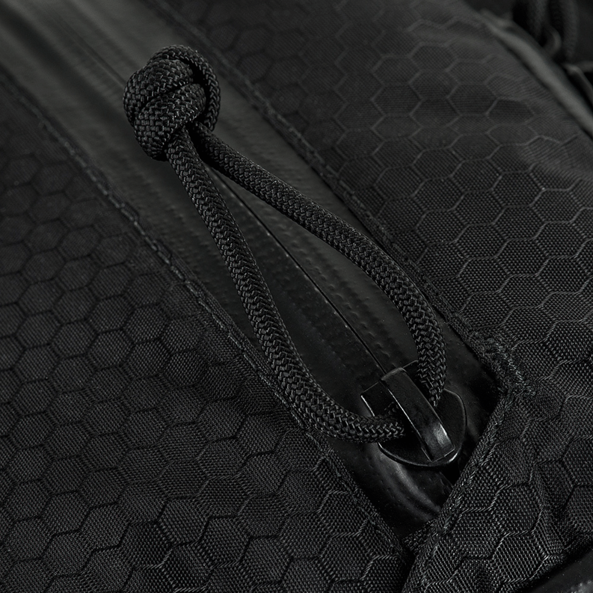 Yksityiskohta kulutuskestävästä YKK-vetoketjusta M‑Tac Pocket Bag Elite HEX:ssä kuusikulmio-kuviolla, sopii arjen pikkutarvikkeiden säilytykseen.