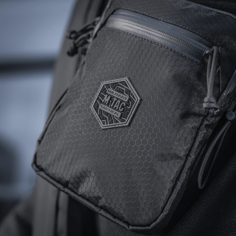 M‑Tac Pocket Bag Elite HEX käytössä, valmistettu kulutusta kestävästä materiaalista YKK-vetoketjuilla, sopii EDC-varusteille ja päivittäiseen käyttöön.