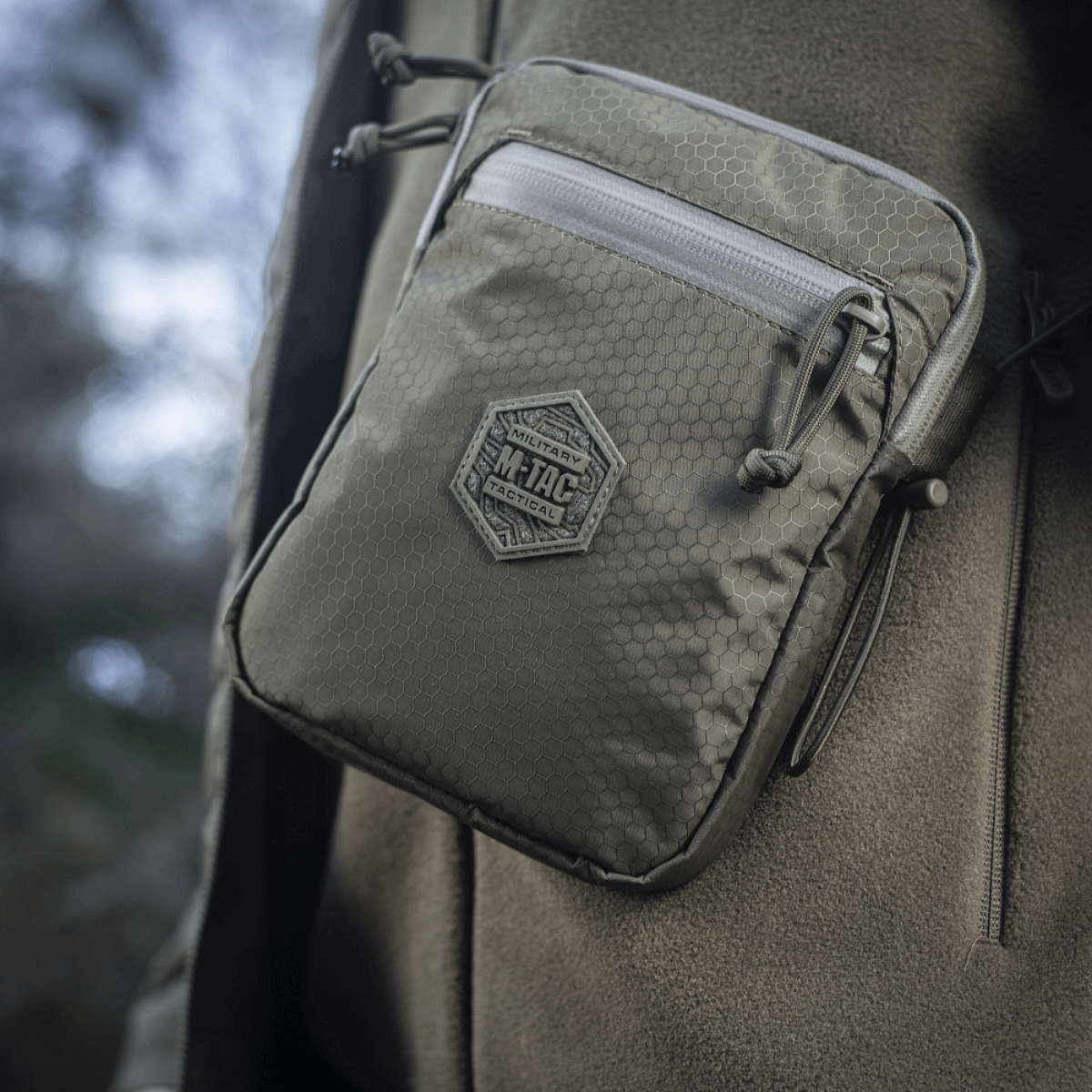 M‑Tac Pocket Bag Elite HEX vankassa, kulutusta kestävässä materiaalissa YKK-vetoketjuilla EDC-varusteille, avaimille ja työkaluill e, sopii päivittäiseen käyttöön.