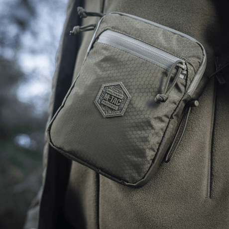 M‑Tac Pocket Bag Elite HEX vankassa, kulutusta kestävässä materiaalissa YKK-vetoketjuilla EDC-varusteille, avaimille ja työkaluill e, sopii päivittäiseen käyttöön.