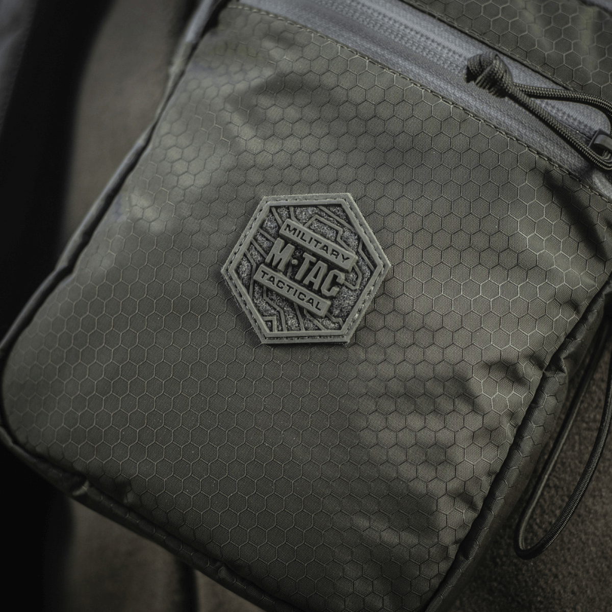 M‑Tac Pocket Bag Elite HEX kulutusta kestävässä materiaalissa YKK-vetoketjuilla. Sopii EDC-varusteiden ja avaimien säilytykseen.