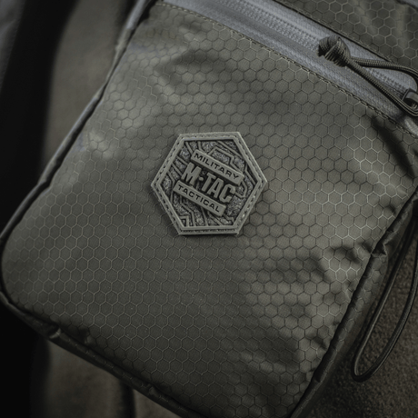 M‑Tac Pocket Bag Elite HEX kulutusta kestävässä materiaalissa YKK-vetoketjuilla. Sopii EDC-varusteiden ja avaimien säilytykseen.