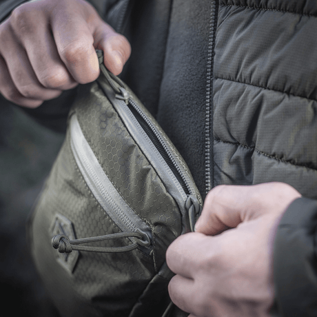 M‑Tac Pocket Bag Elite HEX kestävillä YKK-vetoketjuilla näytetään käytössä kompaktina laukuna, sopii pikkutarvikkeiden ja varusteiden säilytykseen.