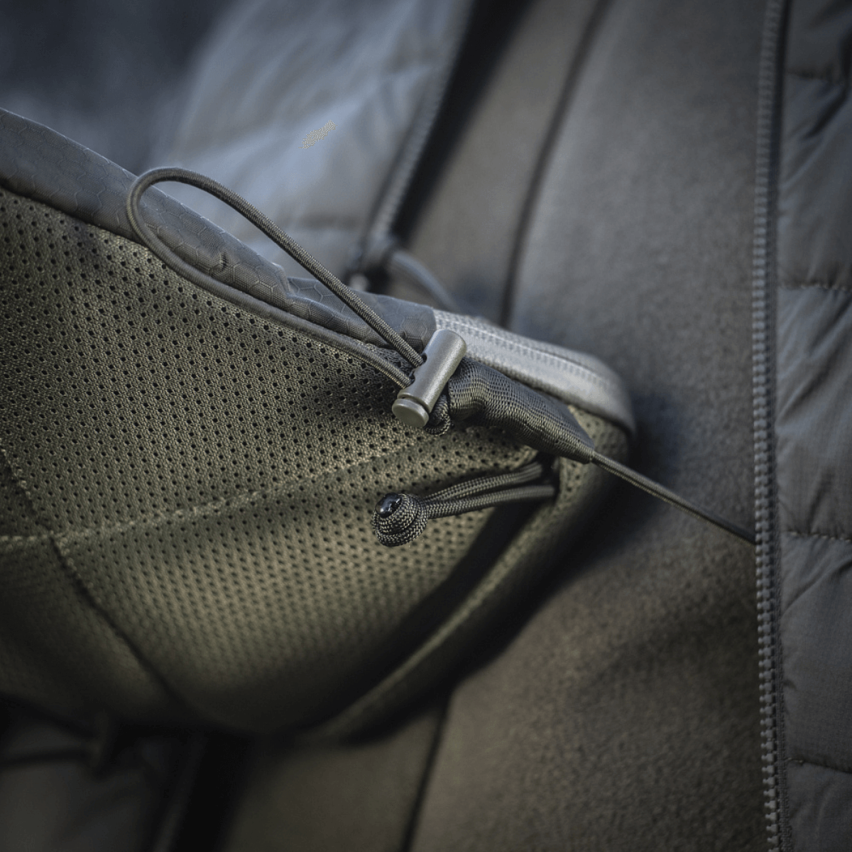 M‑Tac Pocket Bag Elite HEX kulutusta kestävin YKK-vetoketjuin päivittäiseen käyttöön ja EDC-varusteiden sekä pikkutarvikkeiden säilytykseen.