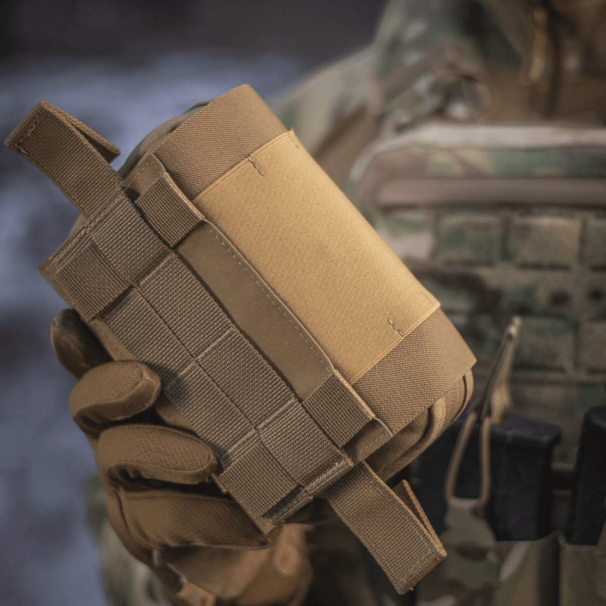 M-Tac Horisontal Medic Lomme Large Elite tukevassa materiaalissa, NIJ-sertifiointi, taktinen tan-väri, galleria-asento 1, toimiva IFAK-järjestin.
