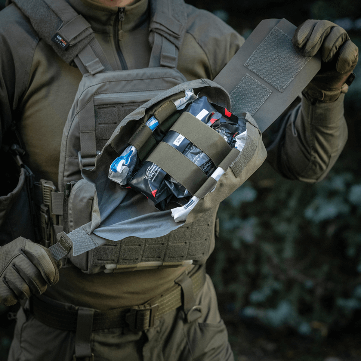 M‑Tac Medic Pouch Vertical Large Elite käytössä nopeaan pääsyyn ensiapuvälineisiin, kestävä Cordura-rakenne.