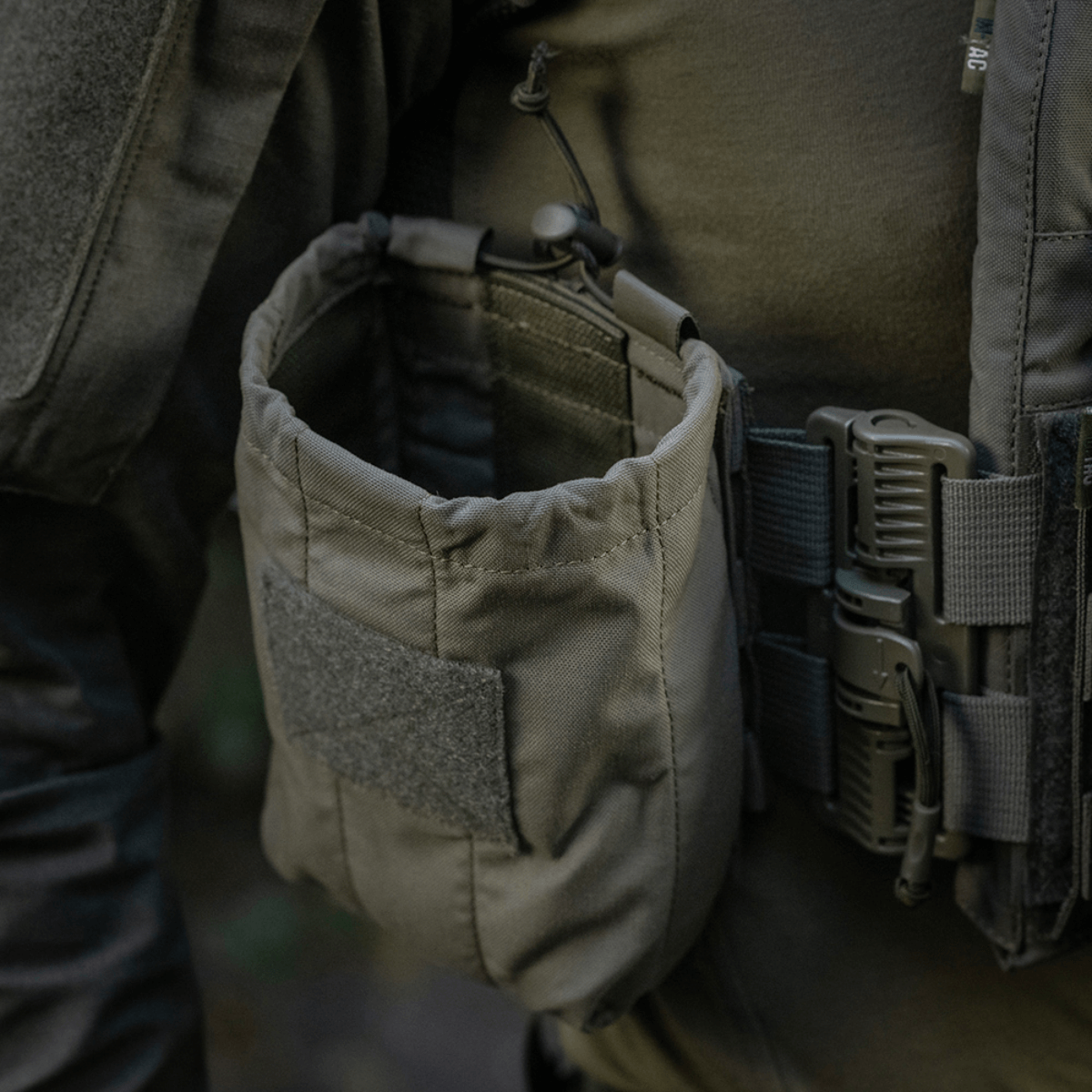 M‑Tac Medic Pouch Vertical Large Elite kiinnitetty taktiseen liiviin helppoa pääsyä varten ensiapuvälineisiin kestävässä Cordura‑materiaalissa.