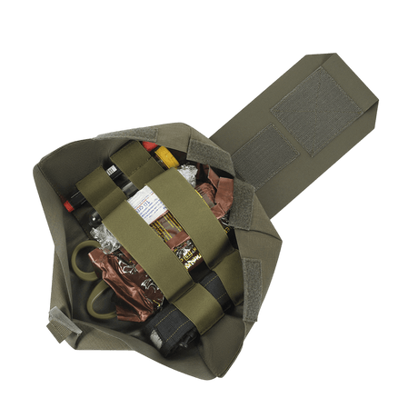 M‑Tac Medic Pouch Vertical Large Elite joustavilla taskuilla täynnä ensiapuvälineitä, valmistettu kestävästä Cordura 500D:stä.