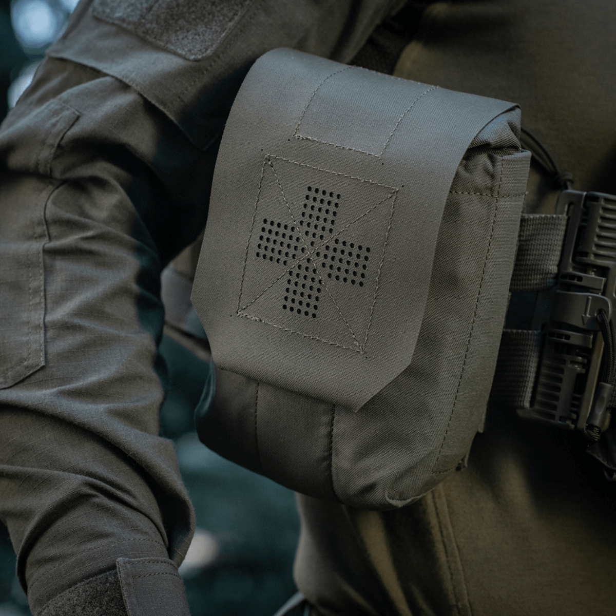M‑Tac Medic Pouch Vertical Large Elite kiinnitettynä univormuun, valmistettu kestävästä Cordura 500D:stä ja Cordura Squadron -materiaalista.