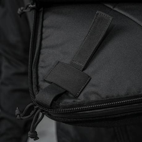 Yksityiskohta M-Tac Tablet Bag Laser Cut Hexistä vetoketjulla ja kahvalla, valmistettu Cordura-kankaasta.