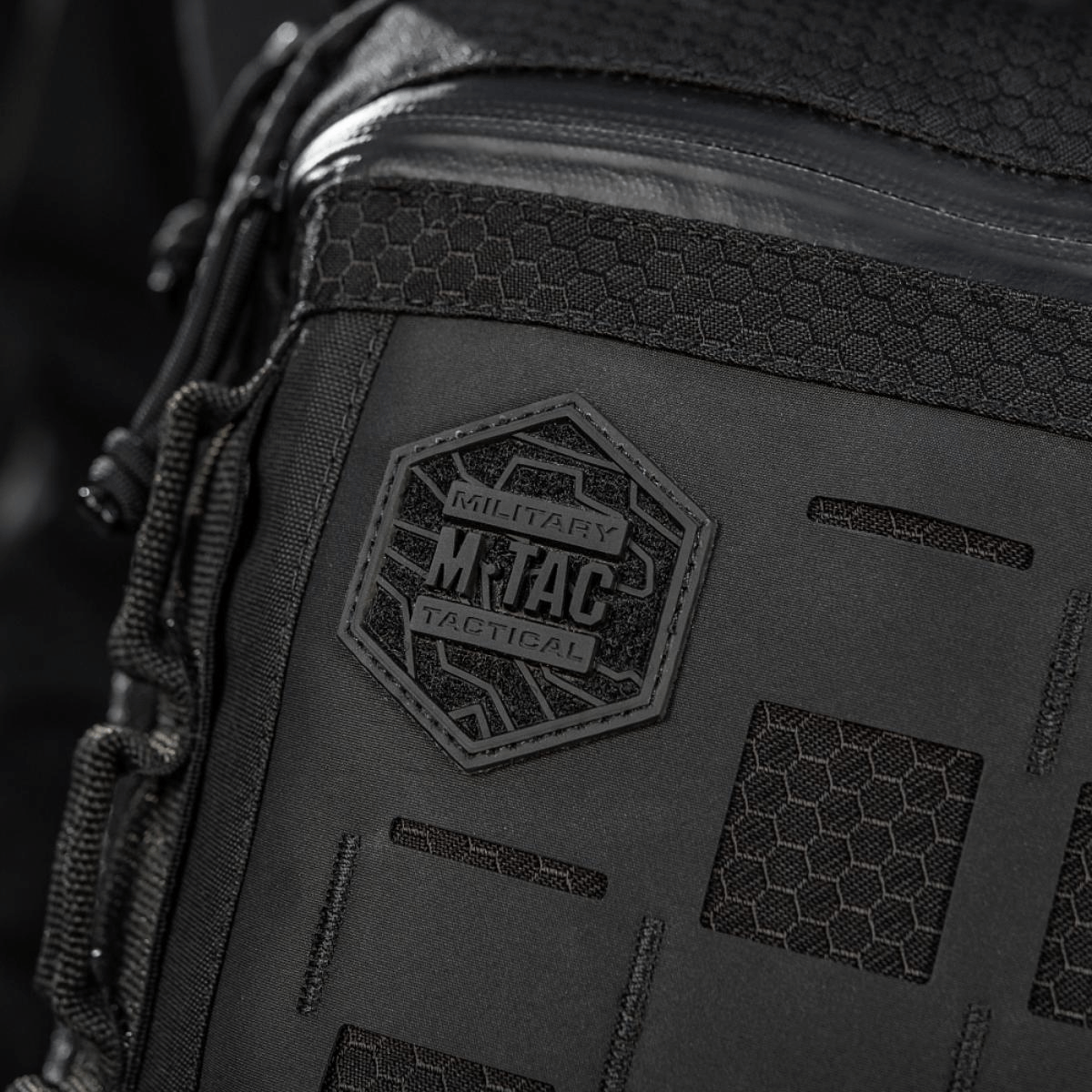 M-Tac Tablet Bag Laser Cut Hex vahvalla kuusikulmio-kuviolla ja Laser Cut MOLLE -paneelilla EDC:lle ja piilotuskantoon. Valmistettu kestävästä Cordurasta.