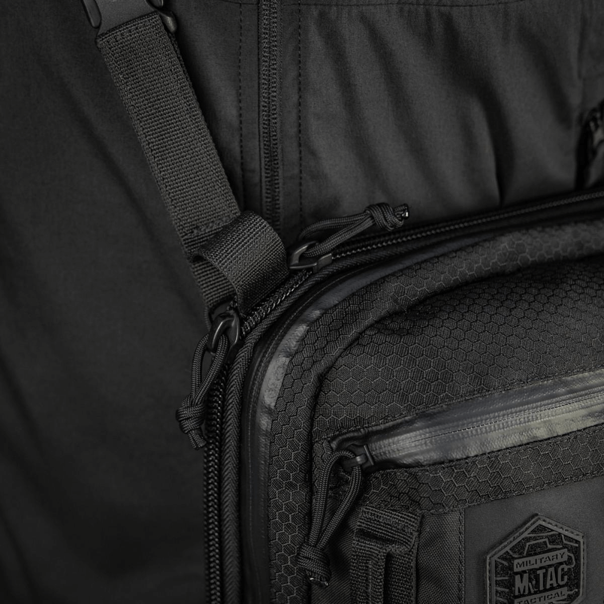 M-Tac Tablet Bag Laser Cut Hex Cordura 500D:ssä, Laser Cut MOLLE -lisävaruste etupaneelissa.