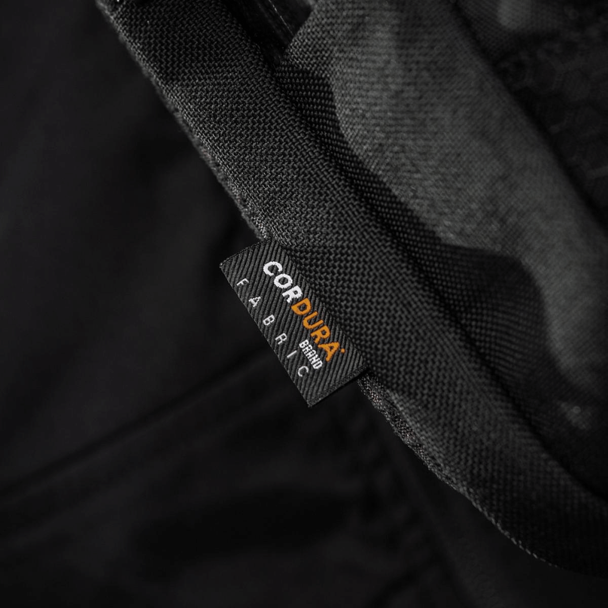 M-Tac Tablet Bag Laser Cut Hex Cordura Hex -kangasetiketti kestävyydelle ja laadulle.