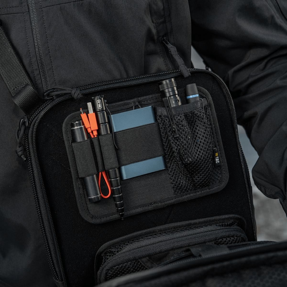 M-Tac Tablet Bag Laser Cut Hex modulaarisella insertillä ja nopean pääsyn toiminnolla, valmistettu kestävästä Cordurasta, täydellinen EDC-käyttöön.