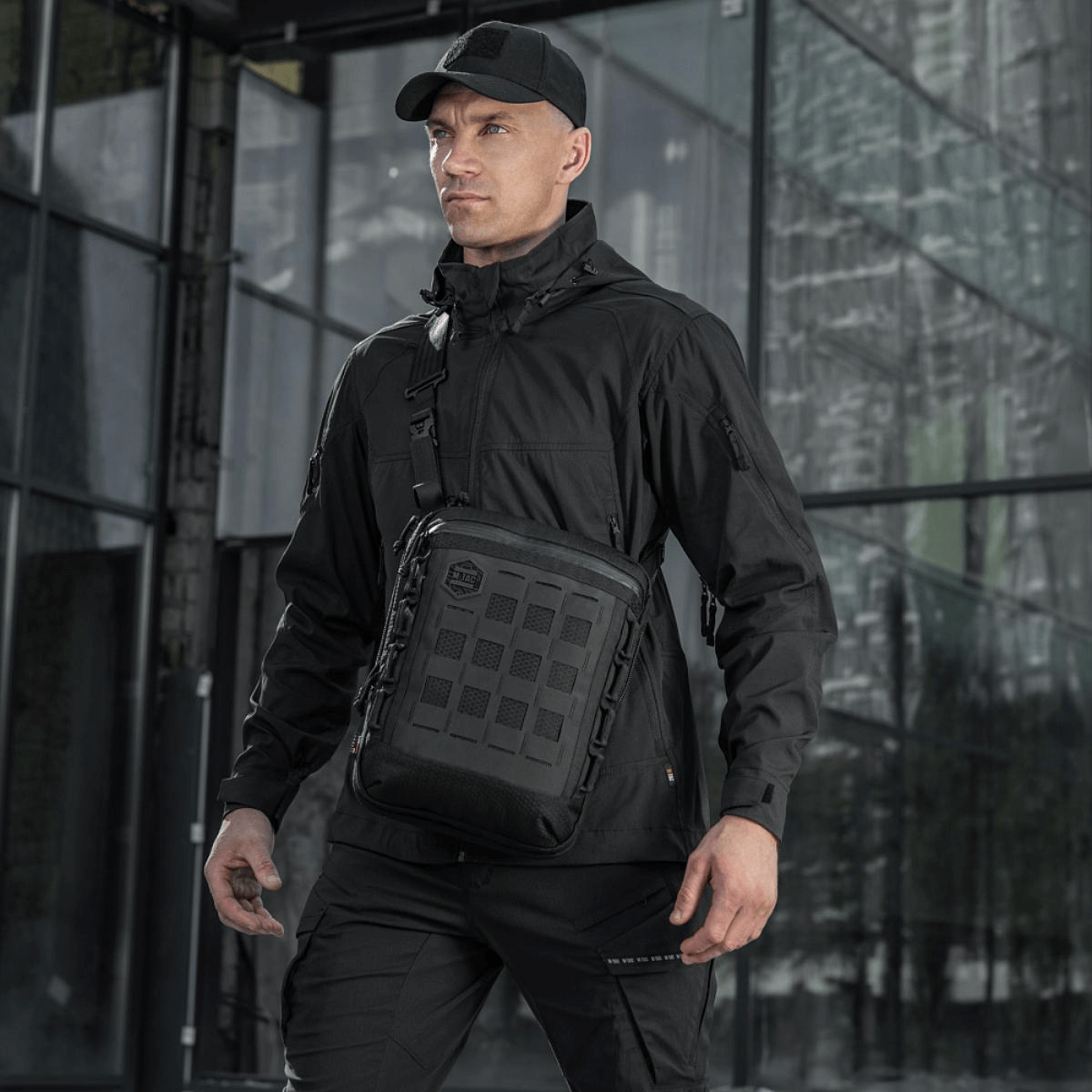 Mies M-Tac Tablet Bag Laser Cut Hex mustana, sopii EDC:hen, asiakirjoille ja tabletille, valmistettu kestävästä Cordura-materiaalista.