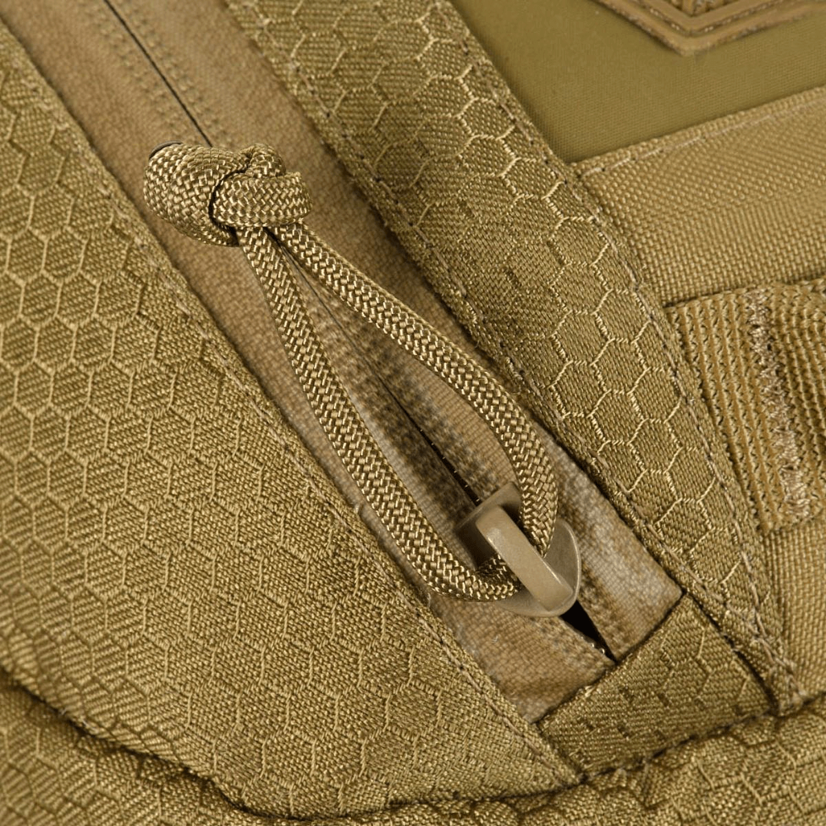 Lähikuva M-Tac Tablet Bag Laser Cut Hexistä Cordura Hex -materiaalissa vetoketjusululla.