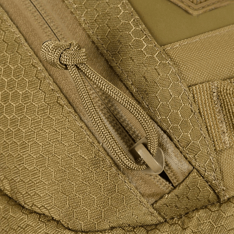 Lähikuva M-Tac Tablet Bag Laser Cut Hexistä Cordura Hex -materiaalissa vetoketjusululla.