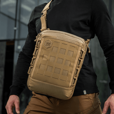M-Tac Tablet Bag Laser Cut Hex käytössä Laser Cut MOLLE:lla, ihanteellinen EDC:hen, asiakirjoille ja piilotetuille aseille, valmistettu Cordura-materiaalista.