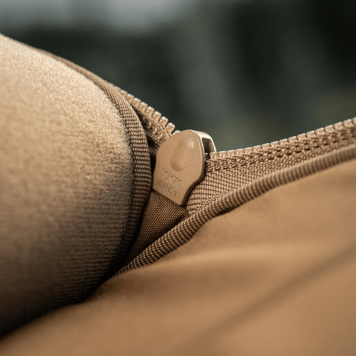 Lähikuva YKK-vetoketjusta M-Tac Tablet Bag Laser Cut Hexissä Cordura-materiaalista.