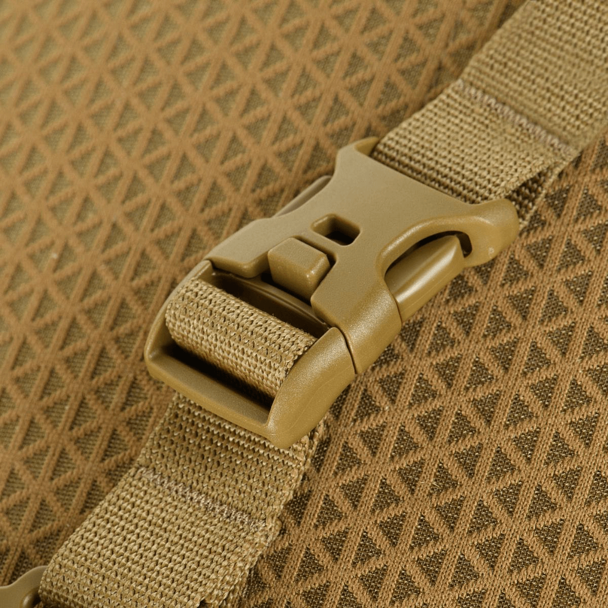 Lähikuva soljesta M-Tac Tablet Bag Laser Cut Hexissä, valmistettu Cordura Hex -materiaalista. EDC- ja asiakirjalaukku.