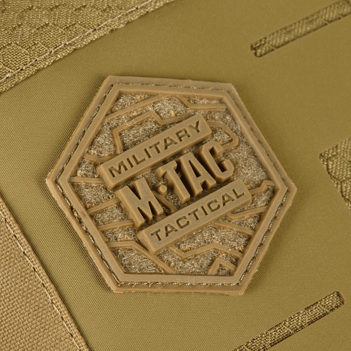 M-Tac Tablet Bag Laser Cut Hex yksityiskohtainen laukkulevy sotilaallisella taktisuunnittelulla, valmistettu kestävästä Cordura-materiaalista.