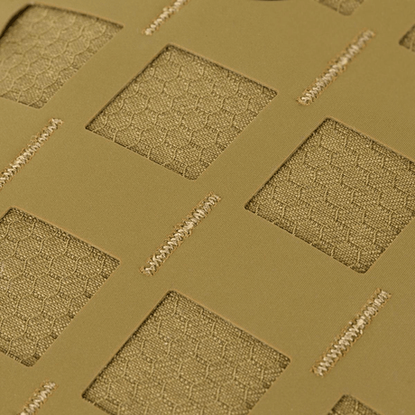 Lähikuva M-Tac Tablet Bag Laser Cut Hexistä Laser Cut MOLLE -paneelilla Cordura-materiaalissa.