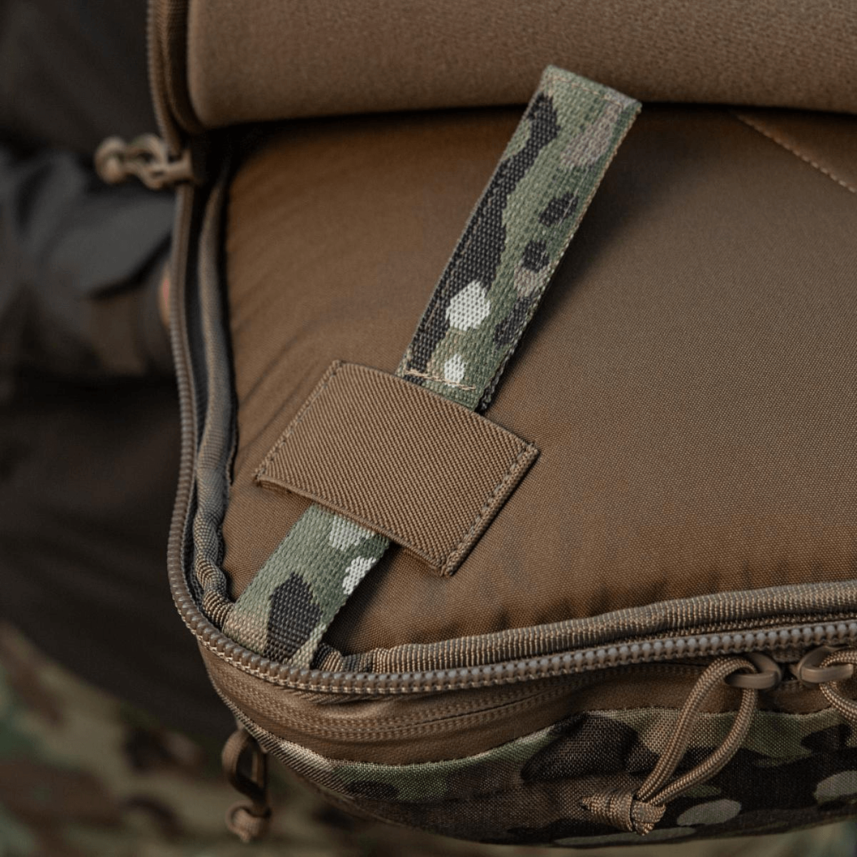 M-Tac Tablet Bag Laser Cut Hex piilotetulle aseelle ja modulaarisille inserteille, Cordura Hex -materiaalilla ja Laser Cut MOLLE -järjestelmällä.