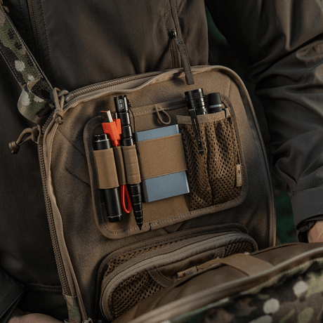 M-Tac Tablet Bag Laser Cut Hex nopeaan pääsyyn EDC:lle ja asiakirjoille, valmistettu Cordurasta Laser Cut MOLLE -etupaneelilla.