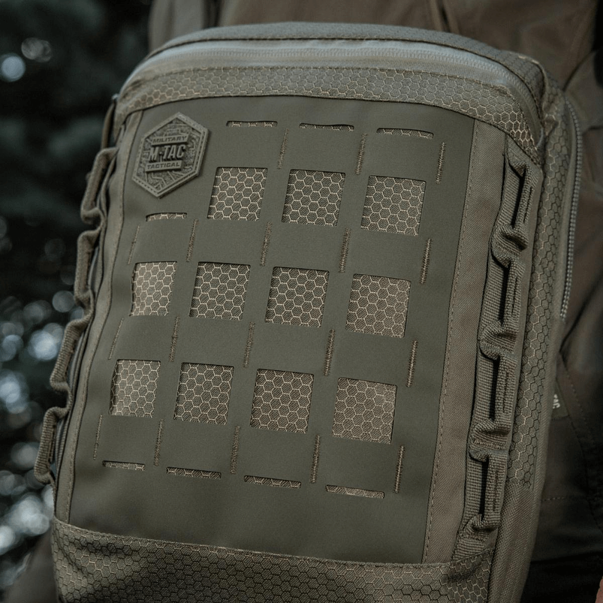 M-Tac Tablet Bag Laser Cut Hex Cordura-kankaasta Laser Cut MOLLE -muotoilulla, sopii EDC:hen, asiakirjoille ja tabletille, luonnollisessa ympäristössä.