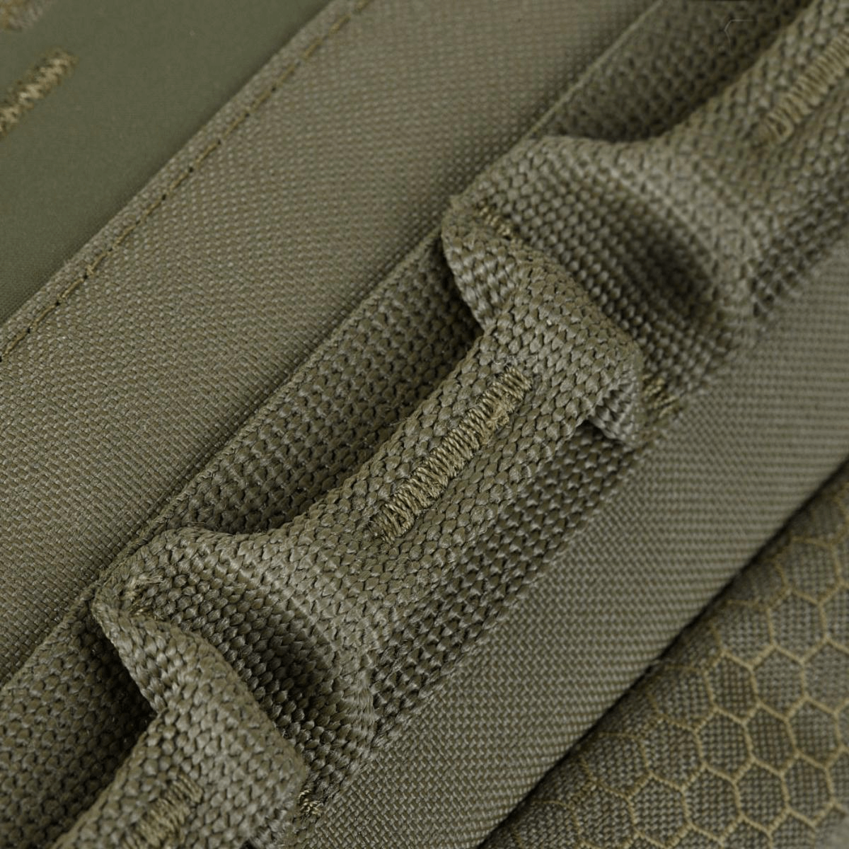 Lähikuva M-Tac Tablet Bag Laser Cut Hex Cordura-materiaalista ja Laser Cut MOLLE -järjestelmästä lisävarusteille.