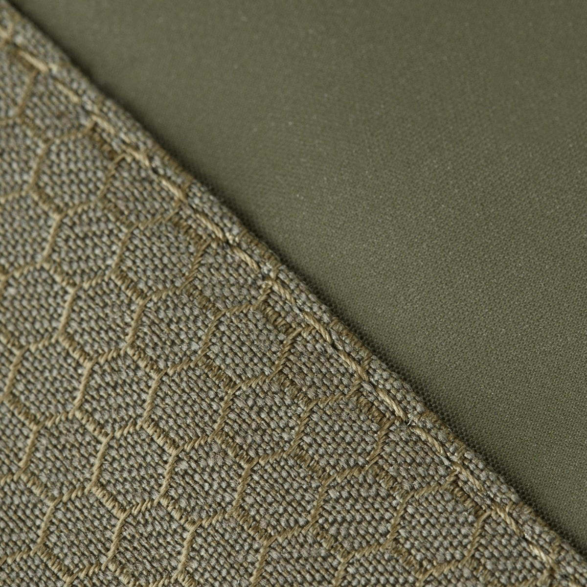 Yksityiskohta M-Tac Tablet Bag Laser Cut Hexin Cordura Hex -rakenteesta ja vihreästä kangaspaneelista.
