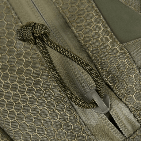 Lähikuva M-Tac Tablet Bag Laser Cut Hex -vetoketjun yksityiskohdista ja Cordura Hex -materiaalista.