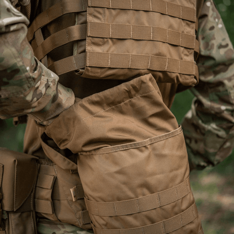 M-Tac Sukharka Gen.3 Pouch, kenttätasku Cordura 500D:llä ja MOLLE-interface, kantaja sotilasasussa.