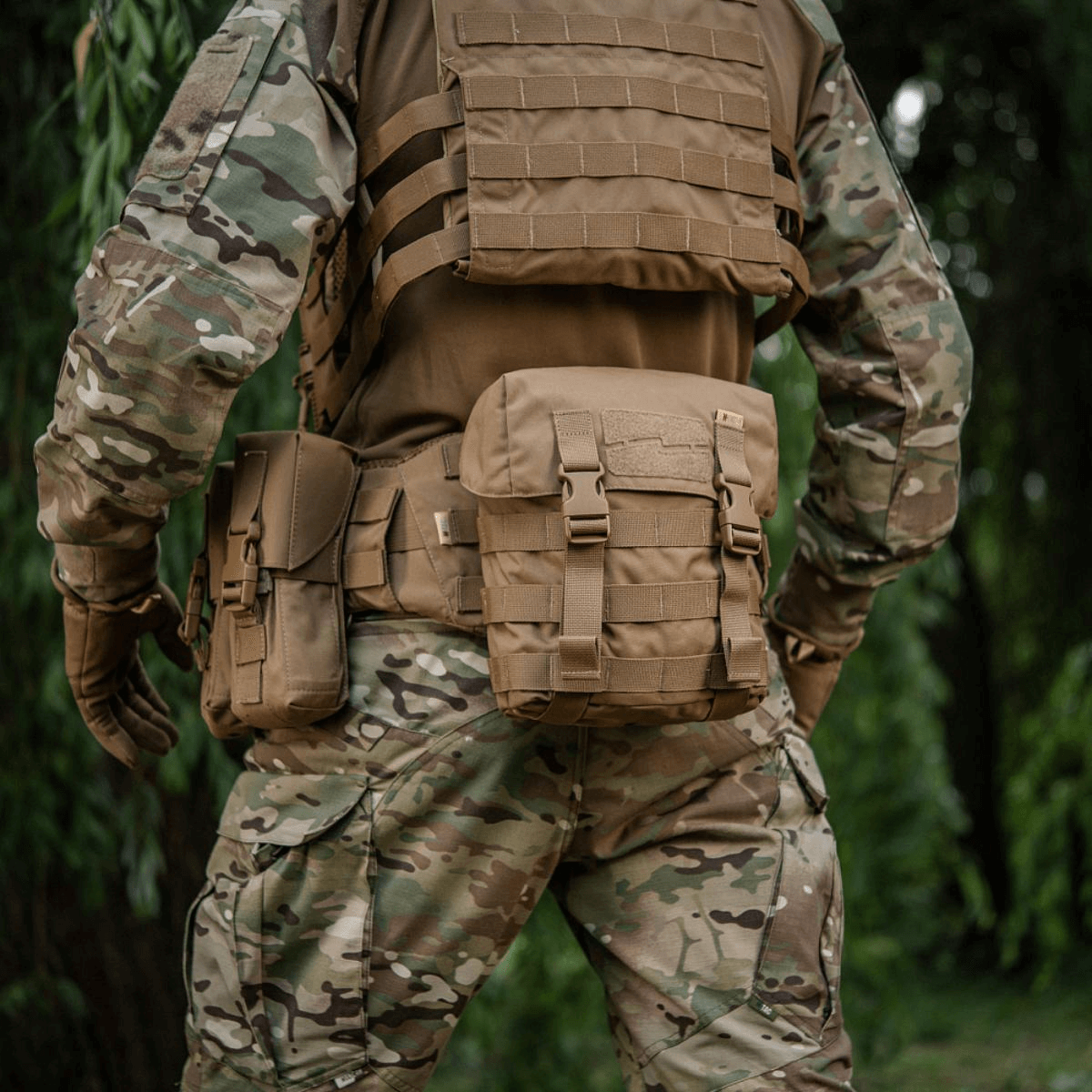 M-Tac Sukharka Gen.3 Pouch kiinnitetty sotilasasuun metsäympäristössä.