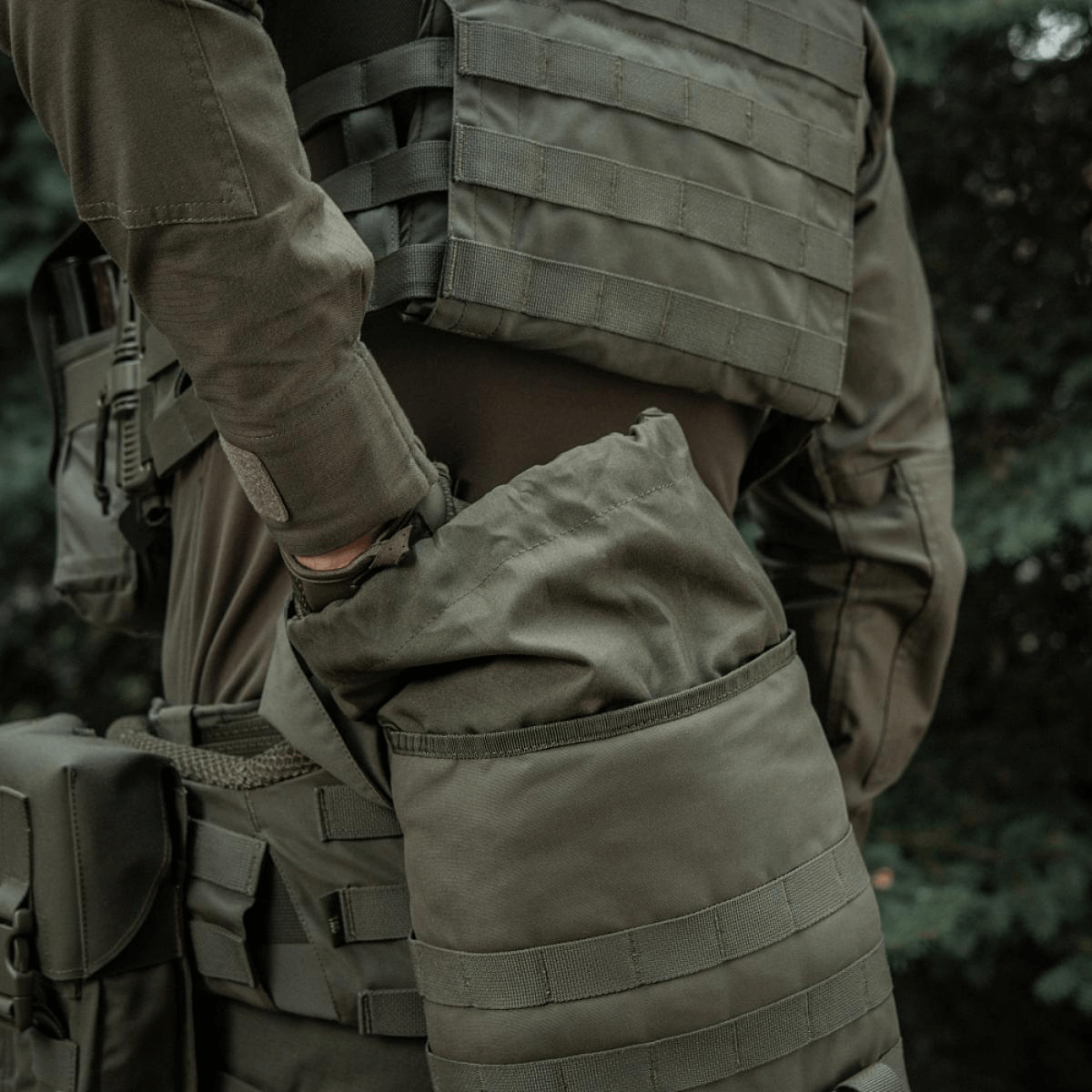 M-Tac Sukharka Gen.3 Pouch kiinnitetty sotilasasuun vihreänä, Cordura 500D.