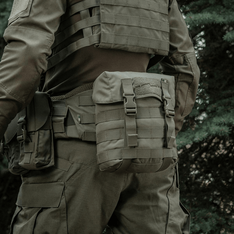 M-Tac Sukharka Gen.3 Pouch kiinnitetty taktiseen varustukseen maastossa.