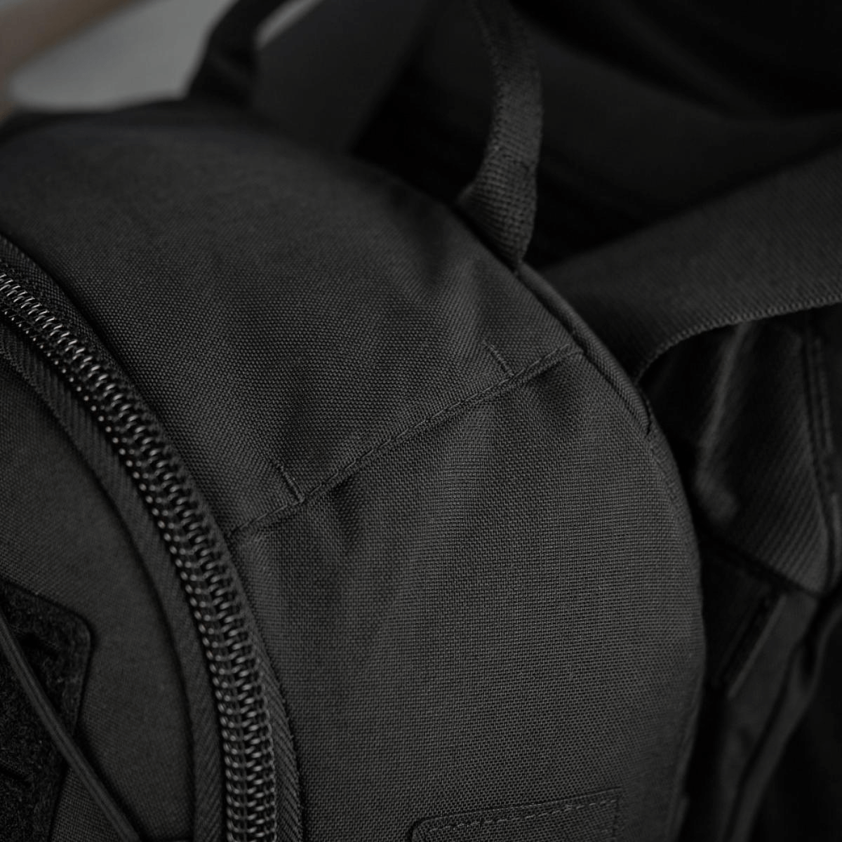 Lähikuva M-Tac STURM Elite -repusta Cordura-materiaalilla, tukeva vetoketju ja kestävä muotoilu taktiseen käyttöön.