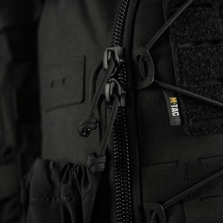 M-Tac STURM Elite -reppu laserleikatuilla MOLLE-etupaneeleilla, lähikuva vetoketjusta ja yksityiskohdista, Cordura-materiaalia.