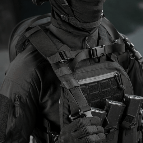 Taktista varustusta M-Tac STURM Elite -repun kanssa kentällä, Cordura-materiaali ja MOLLE Laser Cut -paneelit.