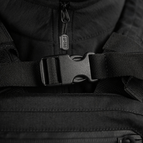 M-Tac STURM Elite -reppu lähikuvassa soljesta ja tukevasta muotoilusta, Woojin Plastic -hardware.