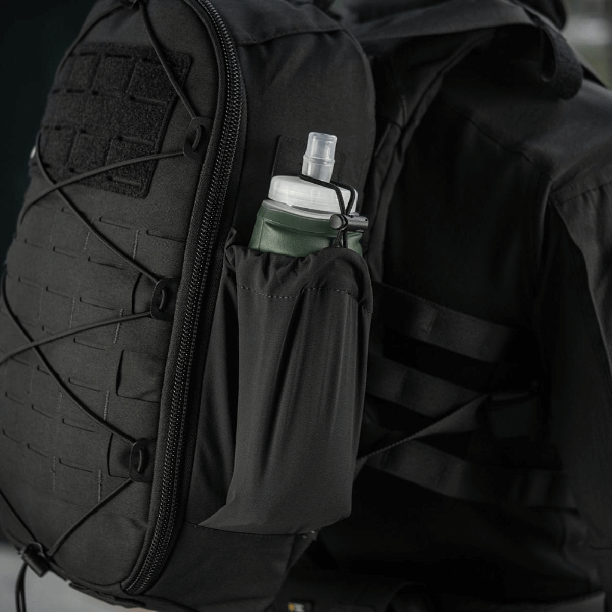 M-Tac STURM Elite -reppu sivutaskulla elastisesta Flex-materiaalista varusteiden säilytykseen, valmistettu Cordura-materiaalista.