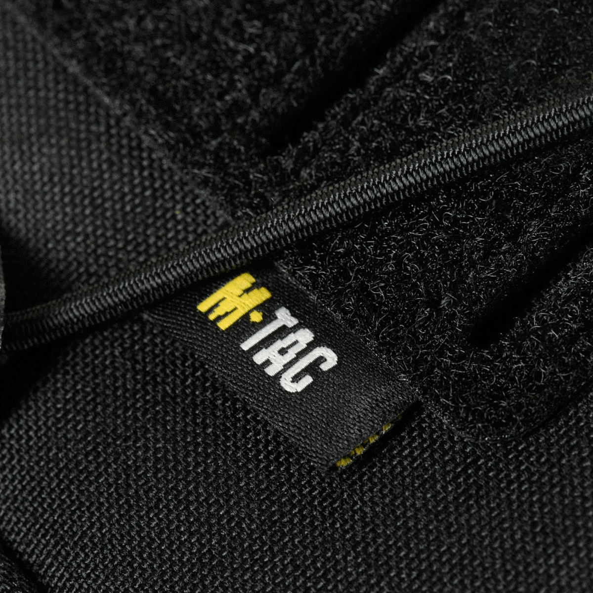 M-Tac STURM Elite -reppu lähikuvassa etiketistä kestävässä Cordura-materiaalissa.