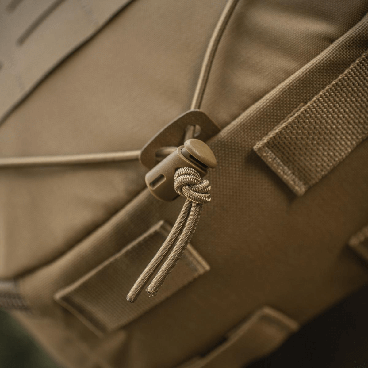 M-Tac STURM Elite -reppu, Cordura-materiaalin ja joustavan Flex-sivutaskun yksityiskohtia, taktinen reppumalli.