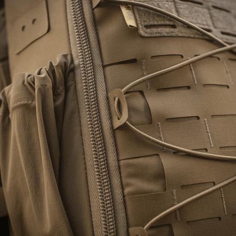 Lähikuva M-Tac STURM Elite -repusta MOLLE Laser Cut -paneelilla ja YKK-vetoketjulla.