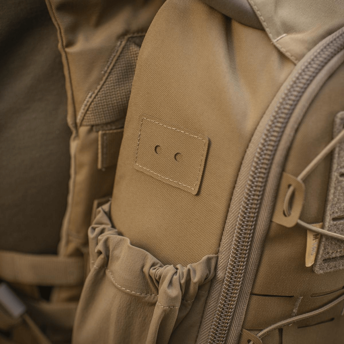 Lähikuva M-Tac STURM Elite -repusta, Cordura-materiaali, joustavat sivutaskut ja YKK-komponentit.