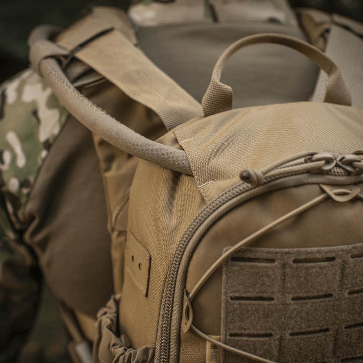 M-Tac STURM Elite -reppu kentällä, taktinen muotoilu, laserleikattu MOLLE-paneeli, 15 l, Cordura 500D / 1000D, taktinen käyttö.