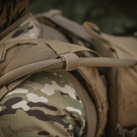 M-Tac STURM Elite -reppu Cordura-materiaalista MOLLE-järjestelmällä, esitetty maastokuvioisena taktiseen käyttöön.