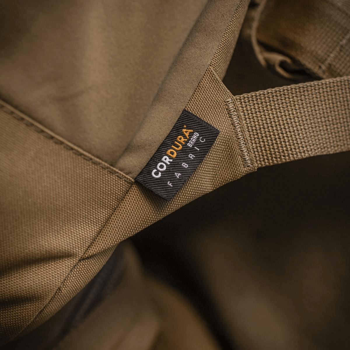Lähikuva M-Tac STURM Elite -repusta Cordura-kangasmerkillä, joka osoittaa korkean laadun ja kulutuskestävyyden muotoilussa.